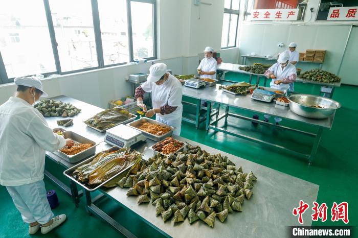 安徽黄山：创意臭鳜鱼肉粽飘香端午