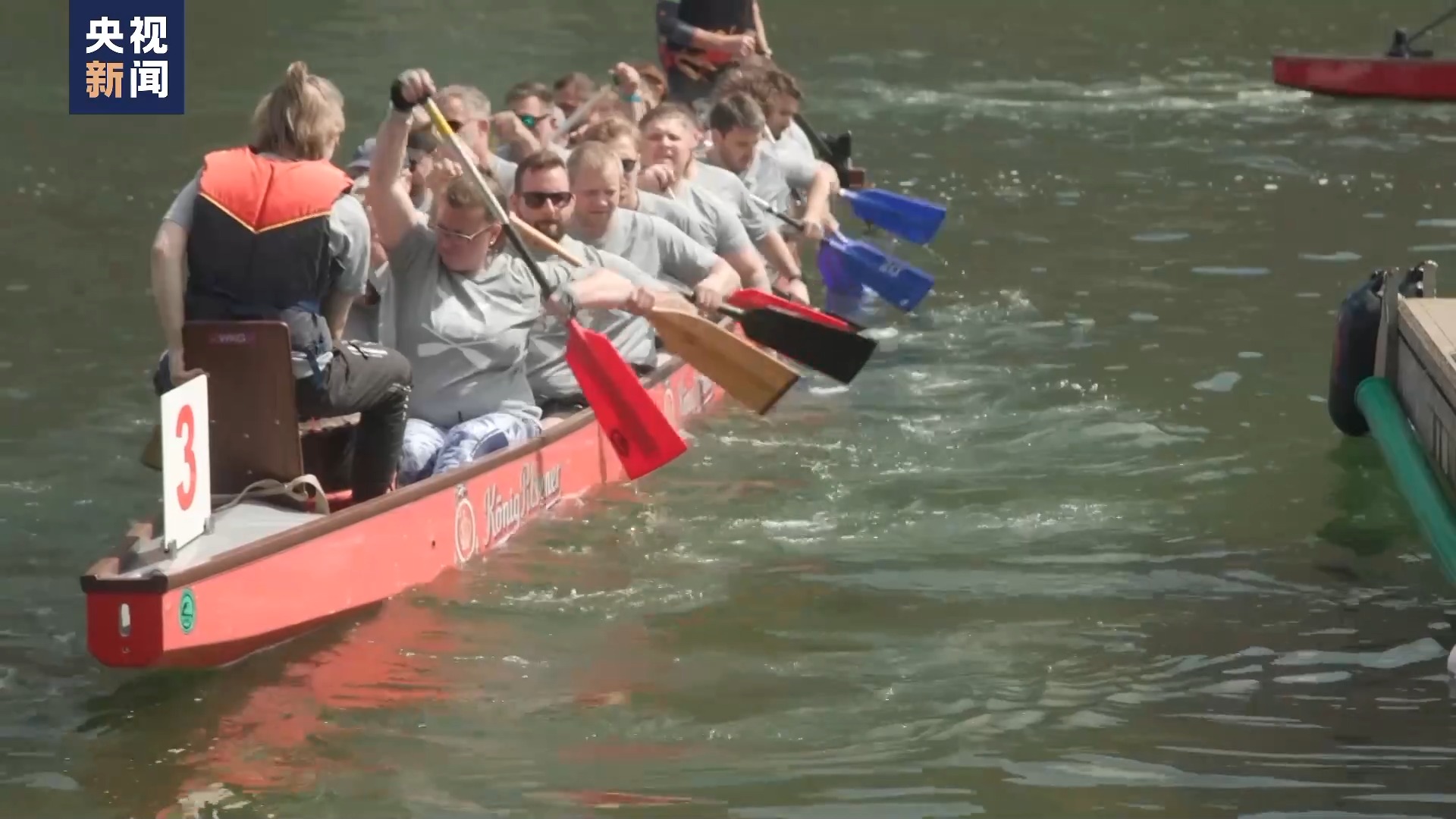 飞桨逐浪 德国民众体验赛龙舟感受中国文化魅力