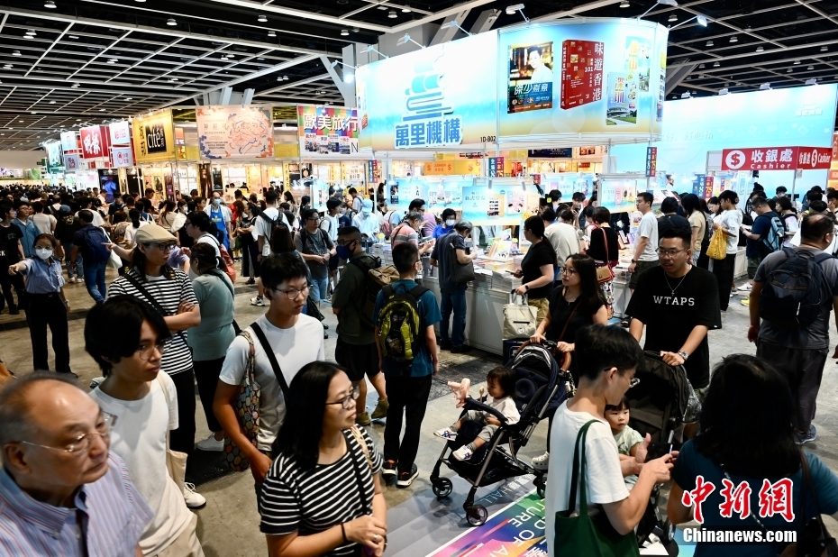 香港大批市民及旅客逛书展 现场书香四溢 香港大批市民及旅客逛书展 现场书香四溢