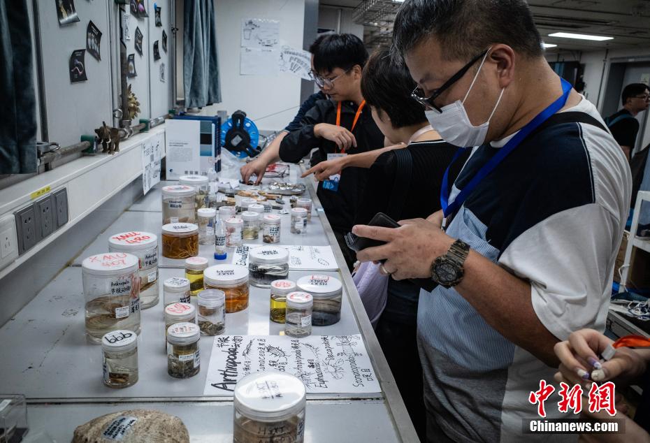 香港市民参观首度来访的厦大“嘉庚”号科考船 香港市民参观首度来访的厦大“嘉庚”号科考船
