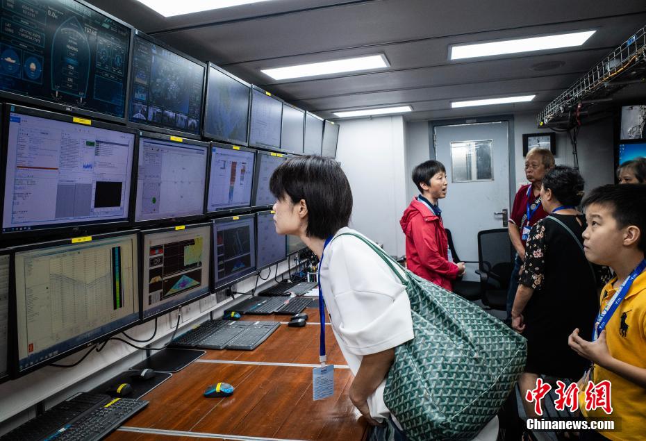 香港市民参观首度来访的厦大“嘉庚”号科考船 香港市民参观首度来访的厦大“嘉庚”号科考船
