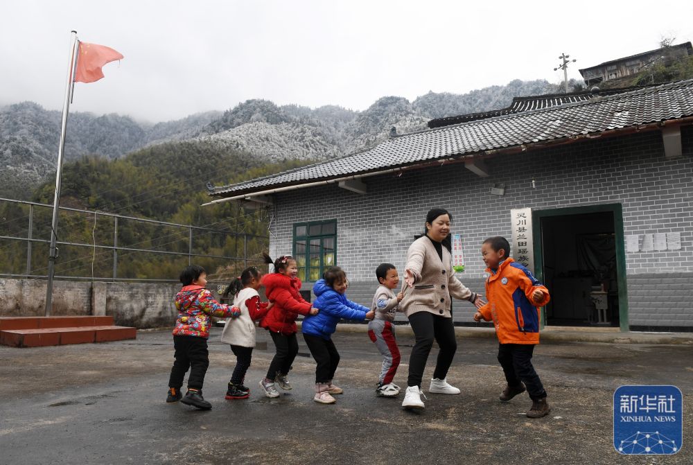 绽放在讲台上的青春——广西大山教师12年调研采访影像志