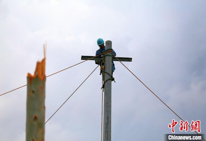 海南受超强台风“摩羯”影响地区“户户通电”