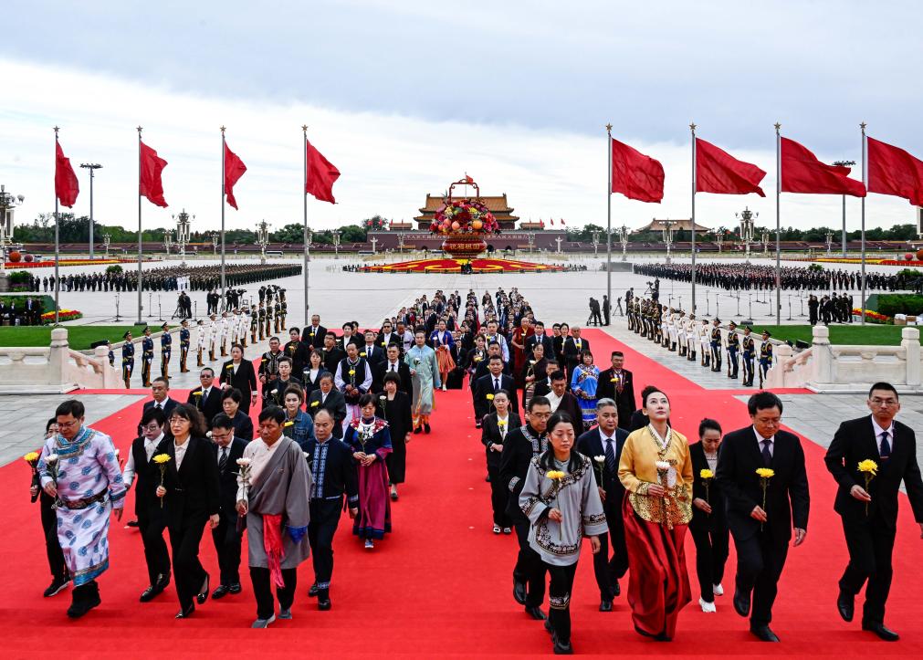 烈士纪念日向人民英雄敬献花篮仪式在京隆重举行