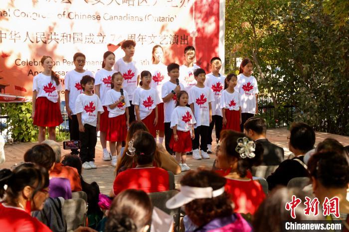 “中国红”点亮唐人街 华侨华人“花式”庆祝国庆