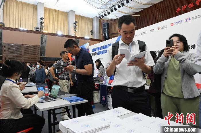 香港举行“高才招聘展览会” 逾千职位供选择