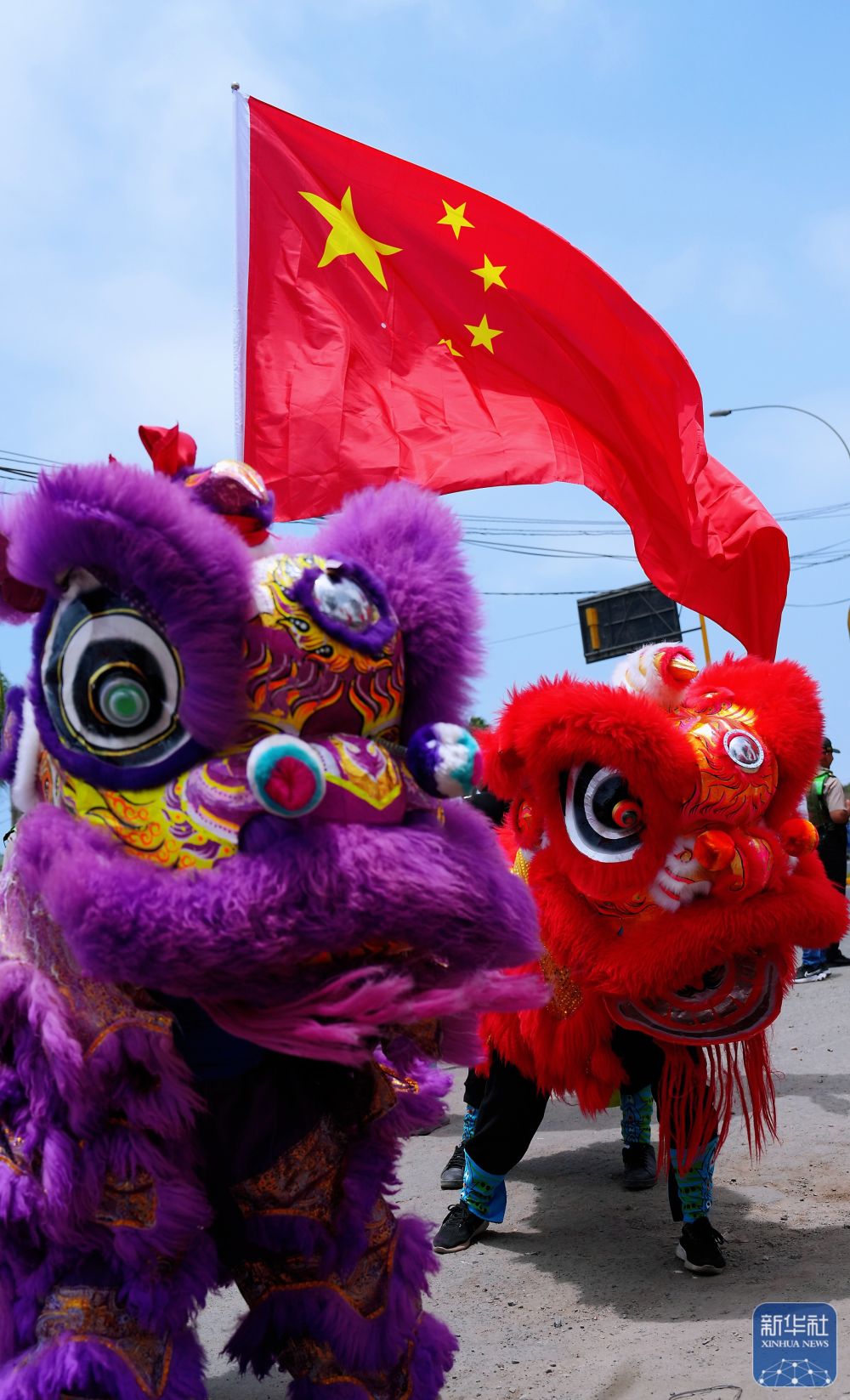 高清大图丨习近平主席抵达秘鲁 受到热烈欢迎