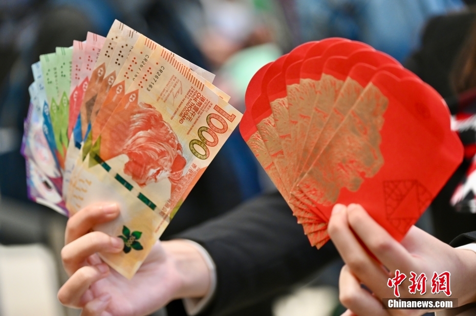 香港民众换新钞票迎农历新年 香港民众换新钞票迎农历新年