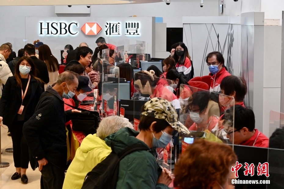 香港民众换新钞票迎农历新年 香港民众换新钞票迎农历新年