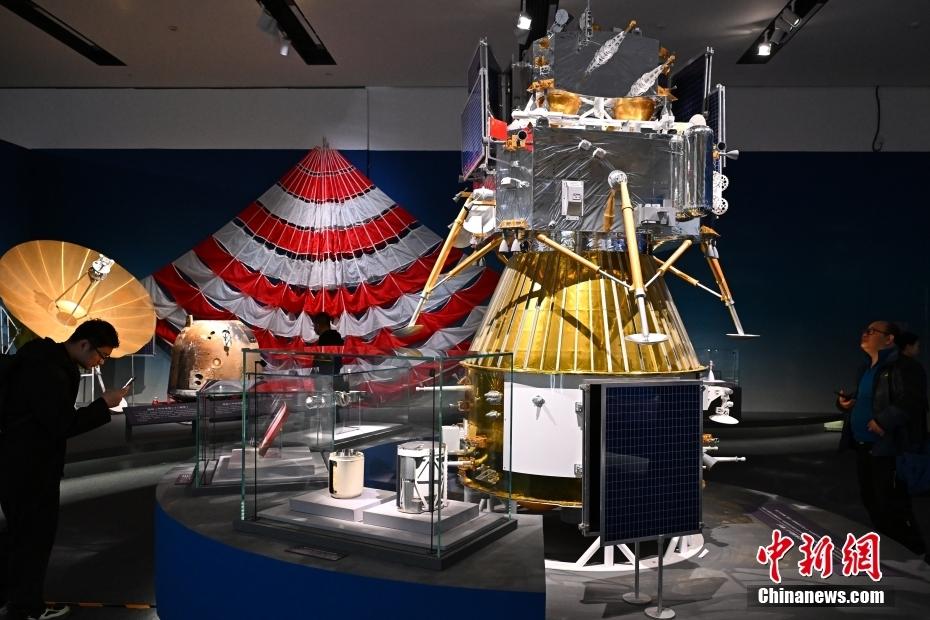 “九天揽月——中国探月工程20年”展览在中国国家博物馆举办
