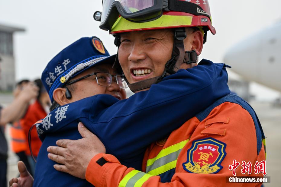 中国云南救援医疗队完成在缅地震救援任务返回昆明