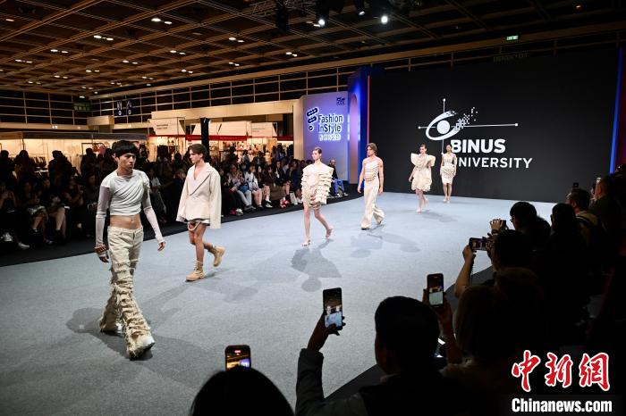 香港时装节“潮”服吸睛 香港时装节“潮”服吸睛