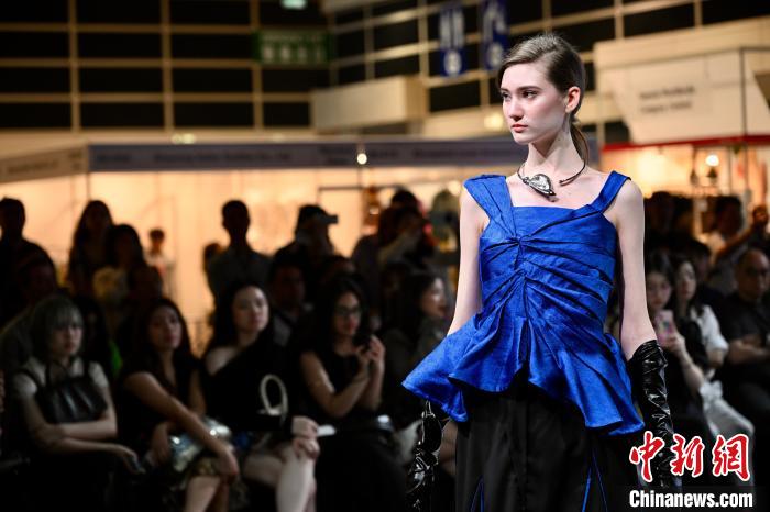 香港时装节“潮”服吸睛