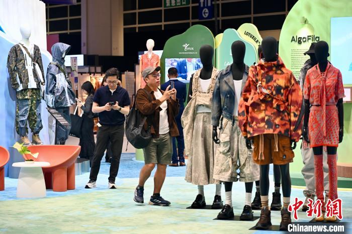 香港时装节“潮”服吸睛