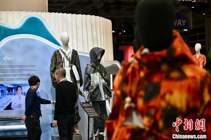 香港时装节“潮”服吸睛