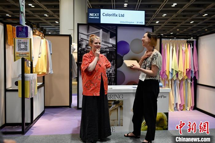 香港时装节“潮”服吸睛