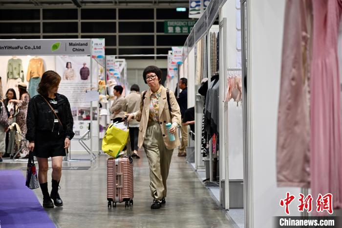 香港时装节“潮”服吸睛