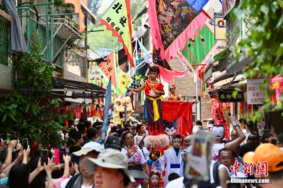 香港长洲“飘色会景巡游”吸引民众观赏 香港长洲“飘色会景巡游”吸引民众观赏