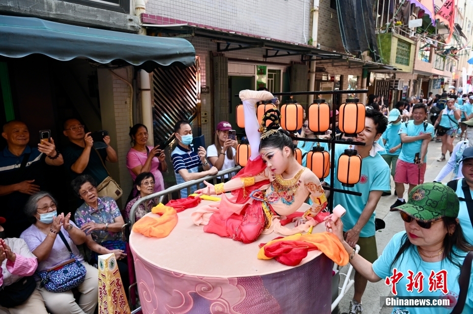 香港长洲“飘色会景巡游”吸引民众观赏 香港长洲“飘色会景巡游”吸引民众观赏