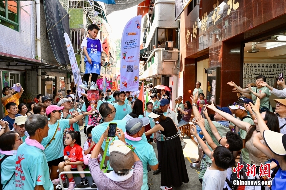 香港长洲“飘色会景巡游”吸引民众观赏 香港长洲“飘色会景巡游”吸引民众观赏