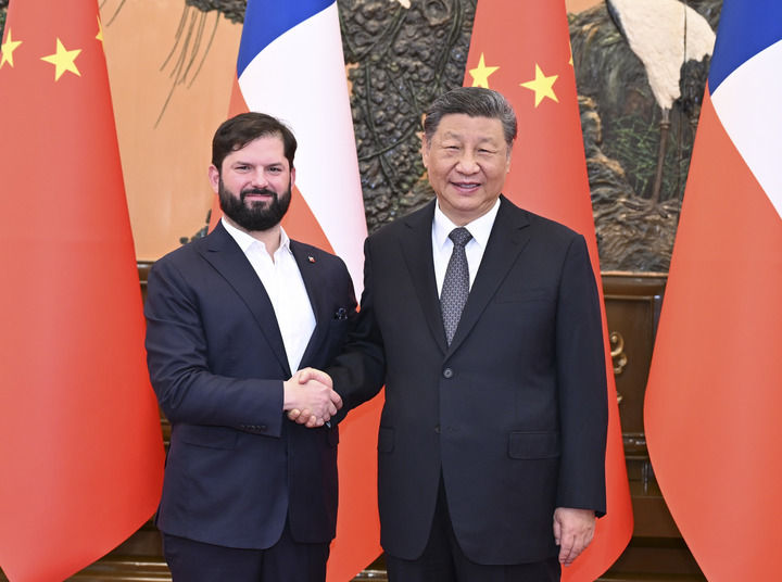 习近平会见智利总统博里奇