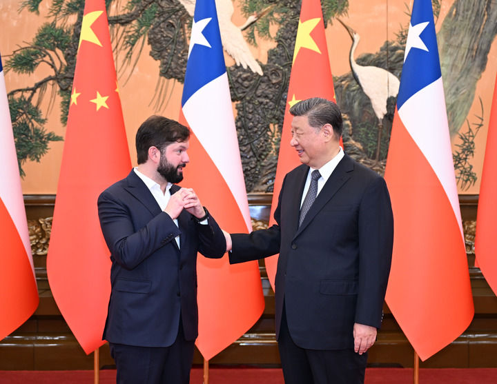 习近平会见智利总统博里奇