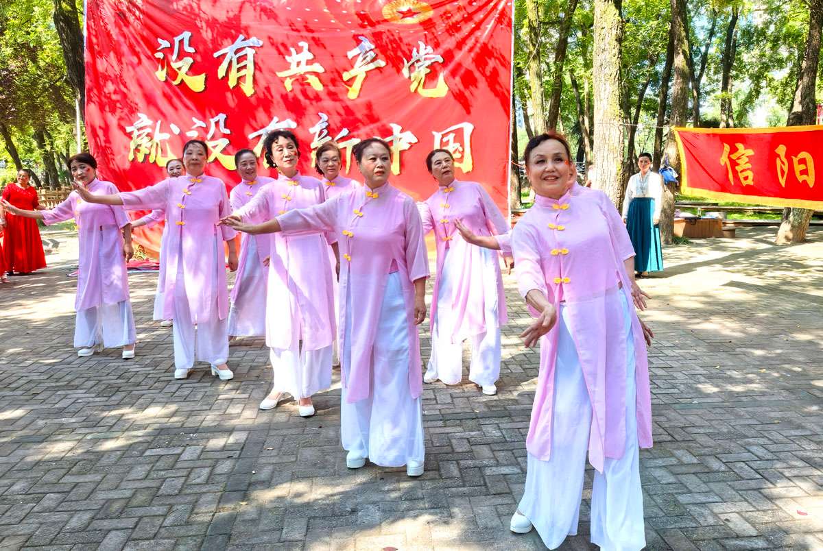 河南信阳：银发颂党恩 红歌庆“七一”