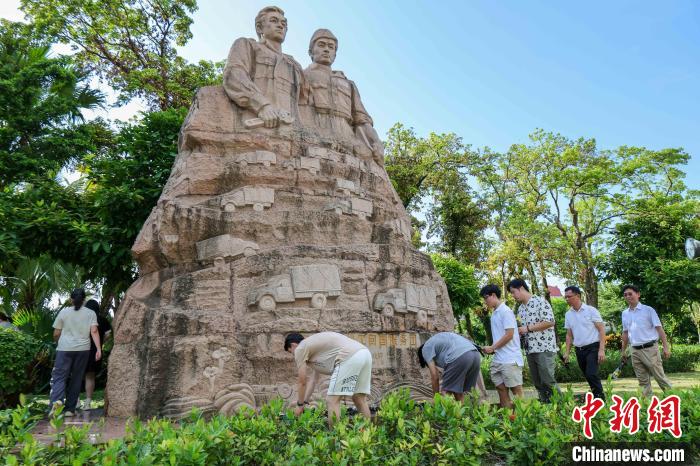 海外华裔大学生雕塑前追忆南侨机工