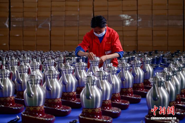 从藏医药到无人机:海外华媒见证西藏产业甲子之变 从藏医药到无人机:海外华媒见证西藏产业甲子之变