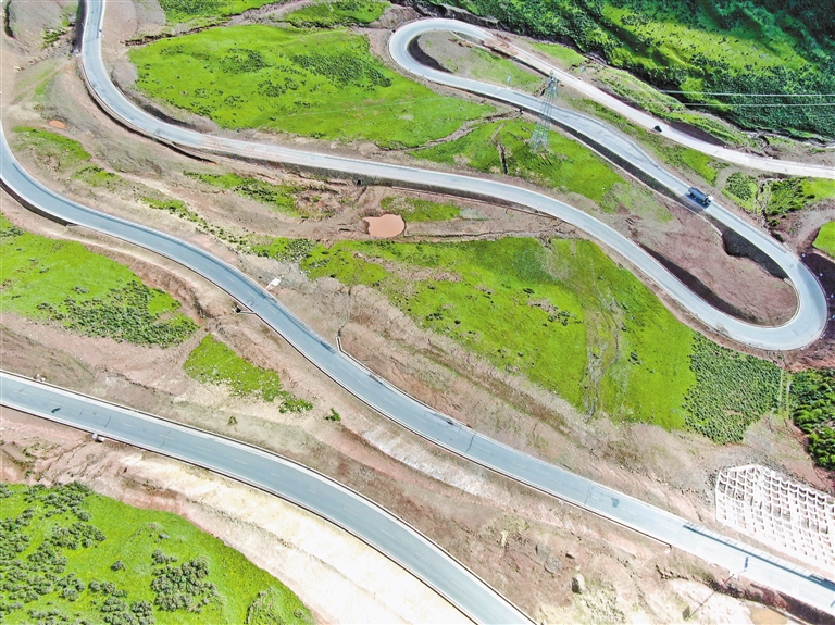 云端“幸福路”不断延伸——西藏乡村公路建设掠影