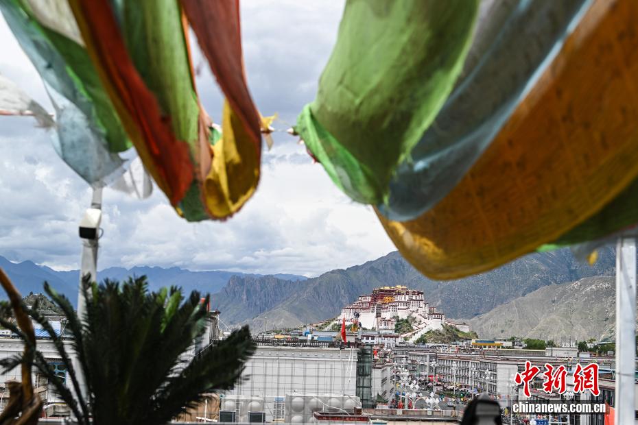 西藏布达拉宫的四季:时光中的文化瑰宝 西藏布达拉宫的四季:时光中的文化瑰宝