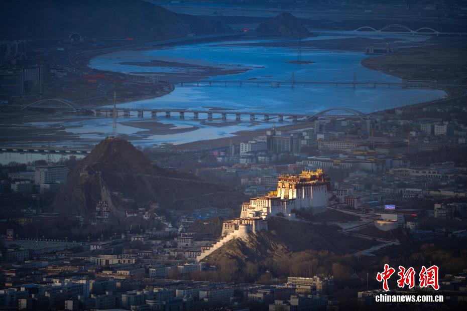 西藏布达拉宫的四季:时光中的文化瑰宝 西藏布达拉宫的四季:时光中的文化瑰宝