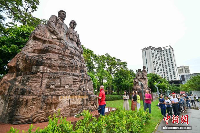 海外华媒海南采访行：雕塑前追忆南侨机工回国抗战