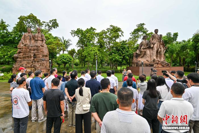 海外华媒海南采访行：雕塑前追忆南侨机工回国抗战