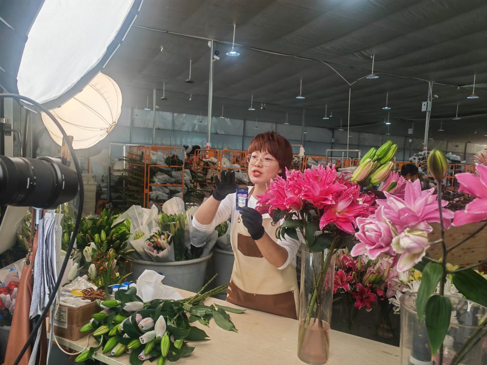 美丽遇甜蜜 消费“别样红”——云南鲜切花七夕节前市场一线观察