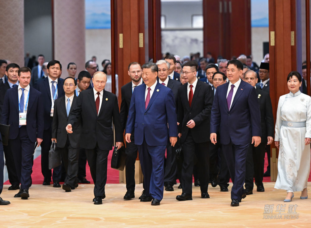 新华图讯丨习近平和彭丽媛为出席2025年上海合作组织峰会的国际贵宾举行欢迎宴会