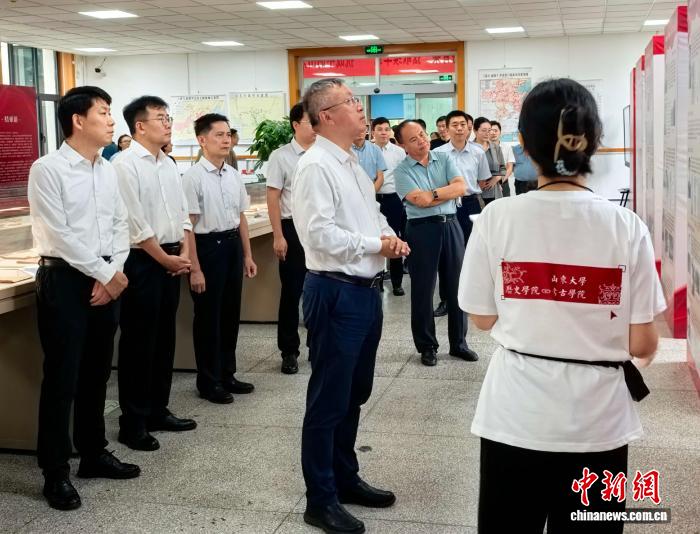 山东大学抗战文献展开展 特藏文献及数字化史料亮相