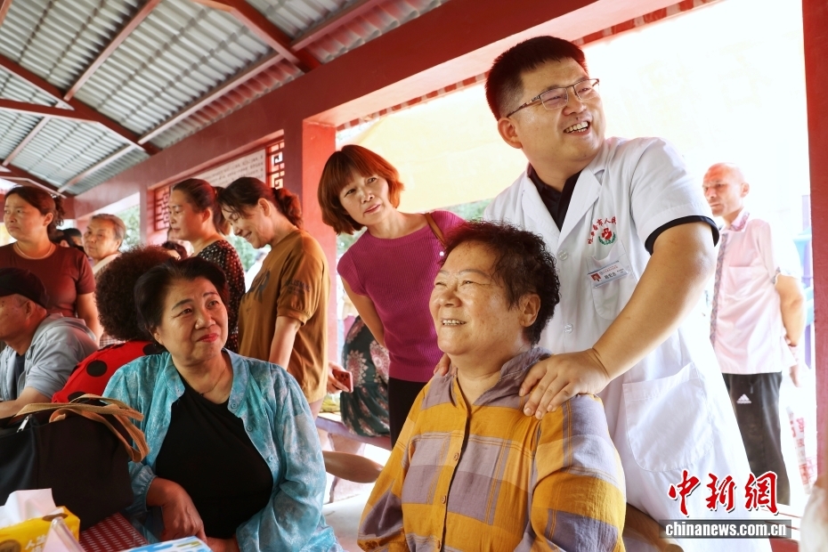 【砥砺奋进七十载 天山南北谱华章】新疆吐鲁番：义诊服务惠民生