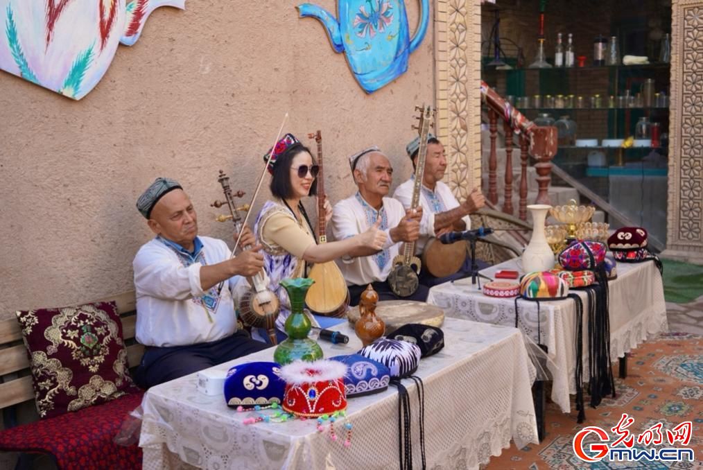 秋染喀什，古城客如织