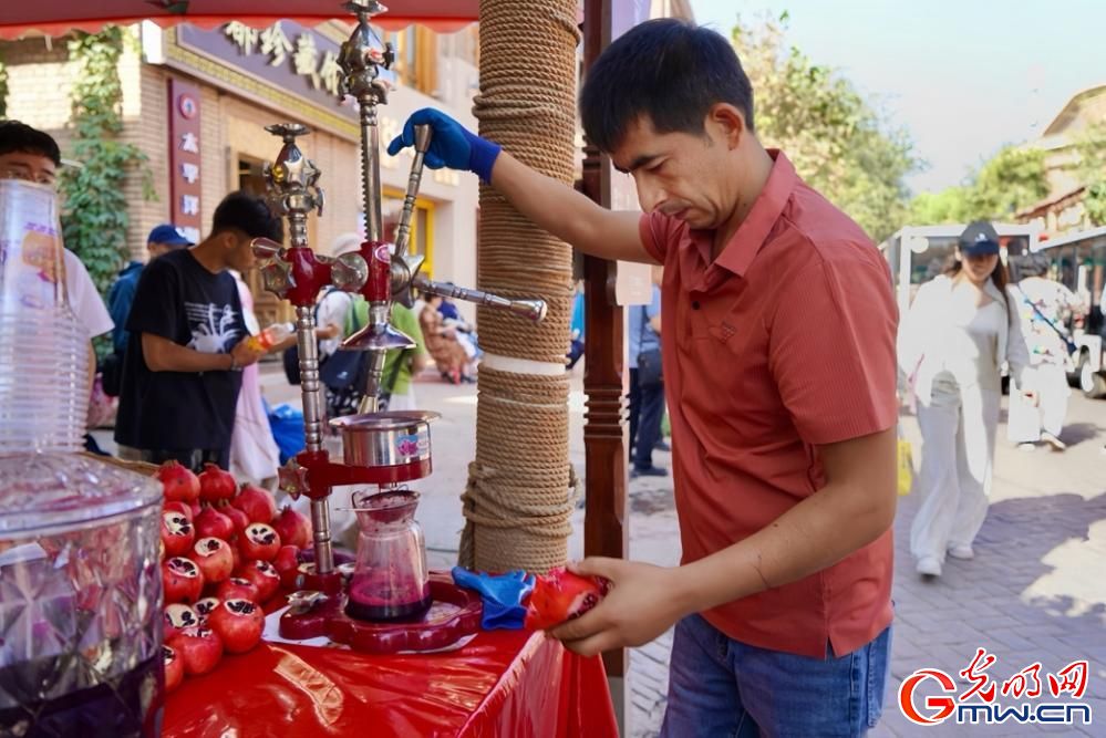 秋染喀什，古城客如织