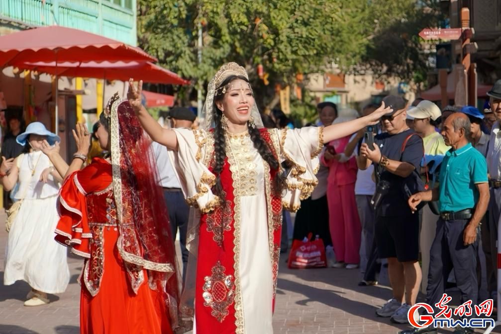 秋染喀什,古城客如织 秋染喀什,古城客如织