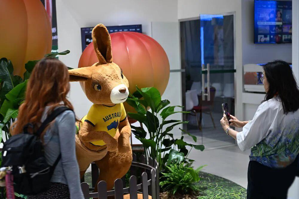 时政微观察丨推动全球开放合作的中国担当