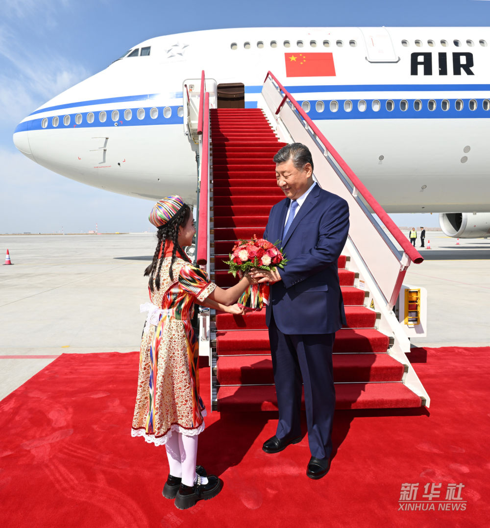 新华图讯丨习近平率中央代表团抵达乌鲁木齐出席新疆维吾尔自治区成立70周年庆祝活动