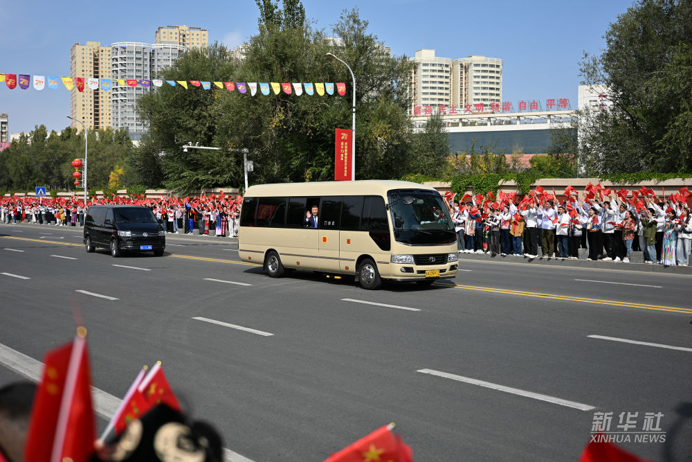 新华图讯丨习近平率中央代表团抵达乌鲁木齐出席新疆维吾尔自治区成立70周年庆祝活动