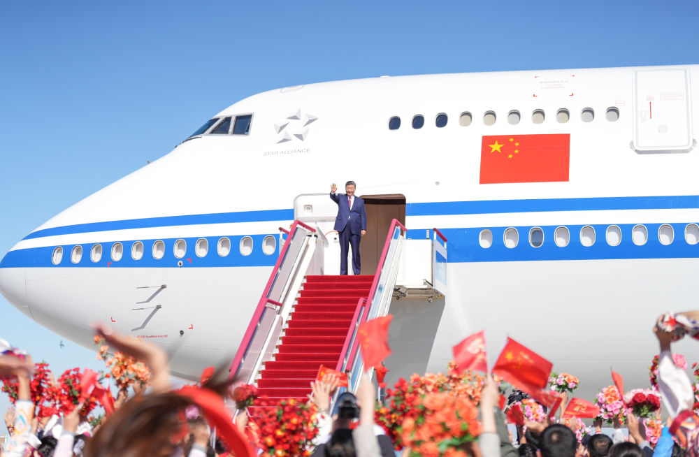 新华图讯丨习近平离开新疆返回北京