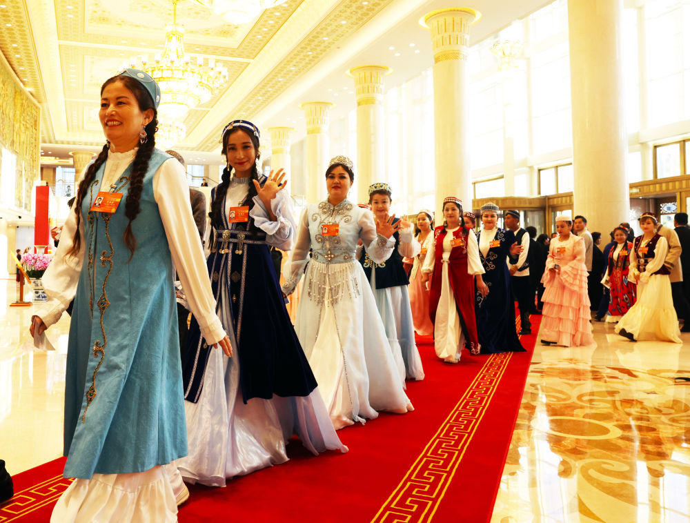 新华图讯丨新疆维吾尔自治区成立70周年庆祝大会在乌鲁木齐举行