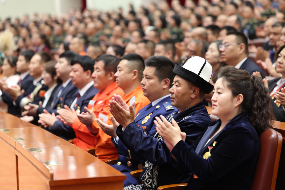新华图讯丨新疆维吾尔自治区成立70周年庆祝大会在乌鲁木齐举行