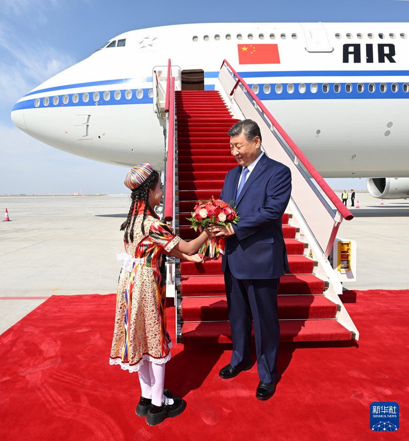 (近观中国)从一捧“石榴花束”读懂习近平新疆之行