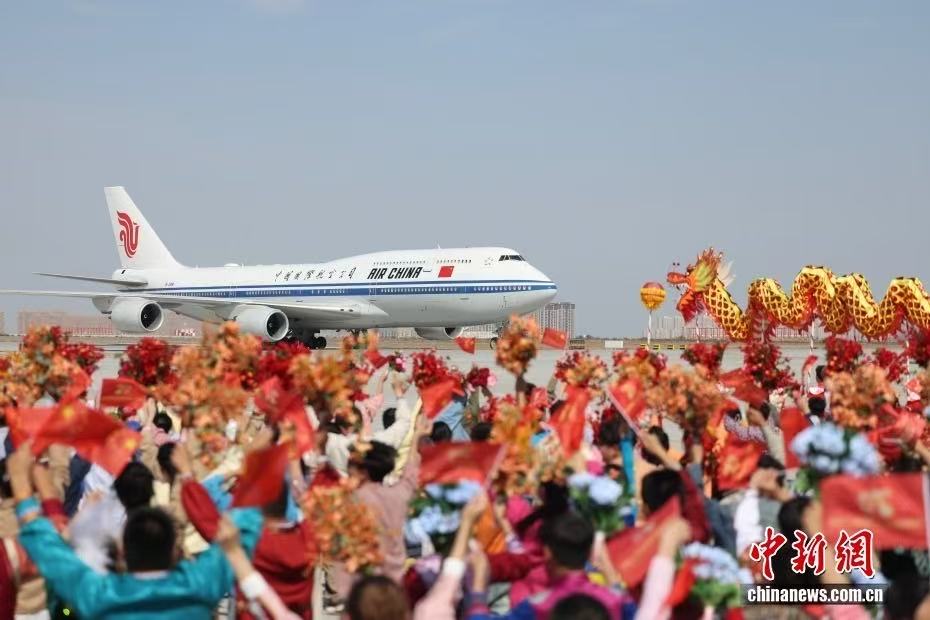 (近观中国)从一捧“石榴花束”读懂习近平新疆之行