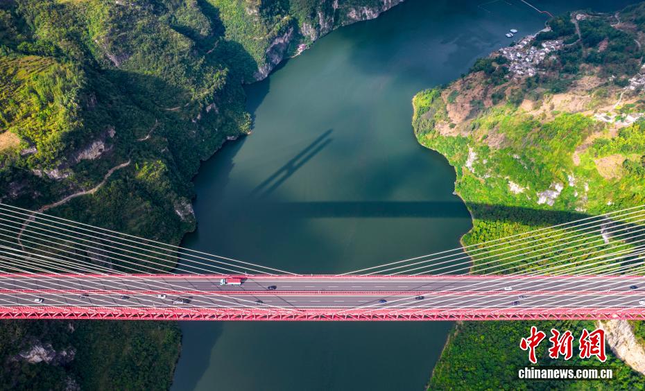 贵州鸭池河大桥壮美如画 贵州鸭池河大桥壮美如画
